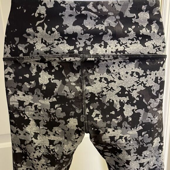 Under Armour Women’s HeatGear Ankle Cropped Camo Print Compression Leggings- M - Picture 7 of 8
